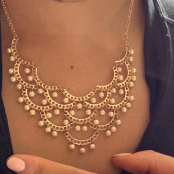 Forever 21 faux gold and pearl necklace - FREE with bundle - Picture 1 of 2